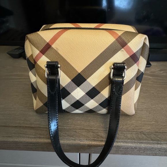 Authentic Burberry bag in great condition! - Picture 7 of 16